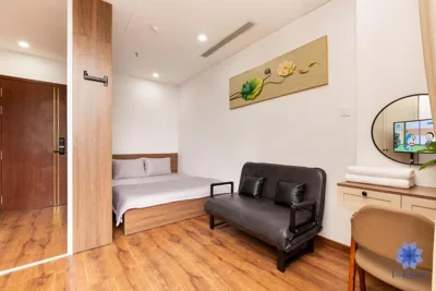 带阳台的三居室公寓 — NEW HOME APARTMENT, ELEVATOR, KITCHEN, WASHING vs DRYER, 800m TO AIRPORT